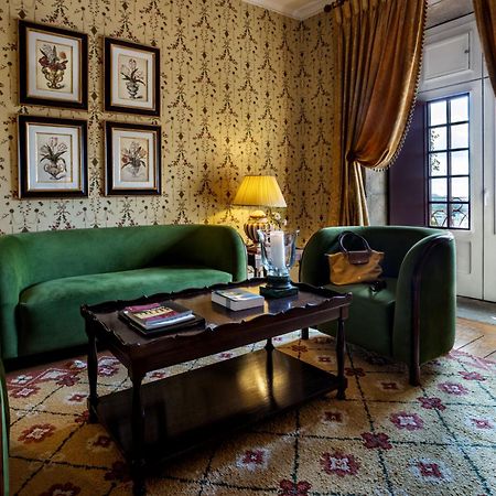 Pousada Mosteiro De Guimaraes Bagian luar foto A suite at the Hotel de Crillon
