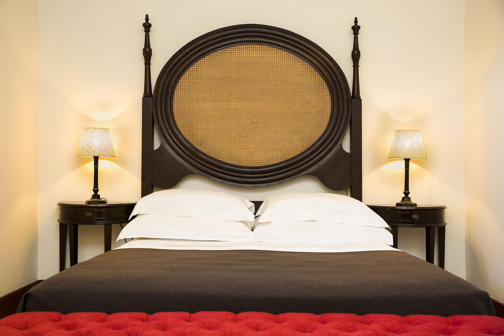 Pousada Mosteiro De Guimaraes Bagian luar foto A bed with a headboard