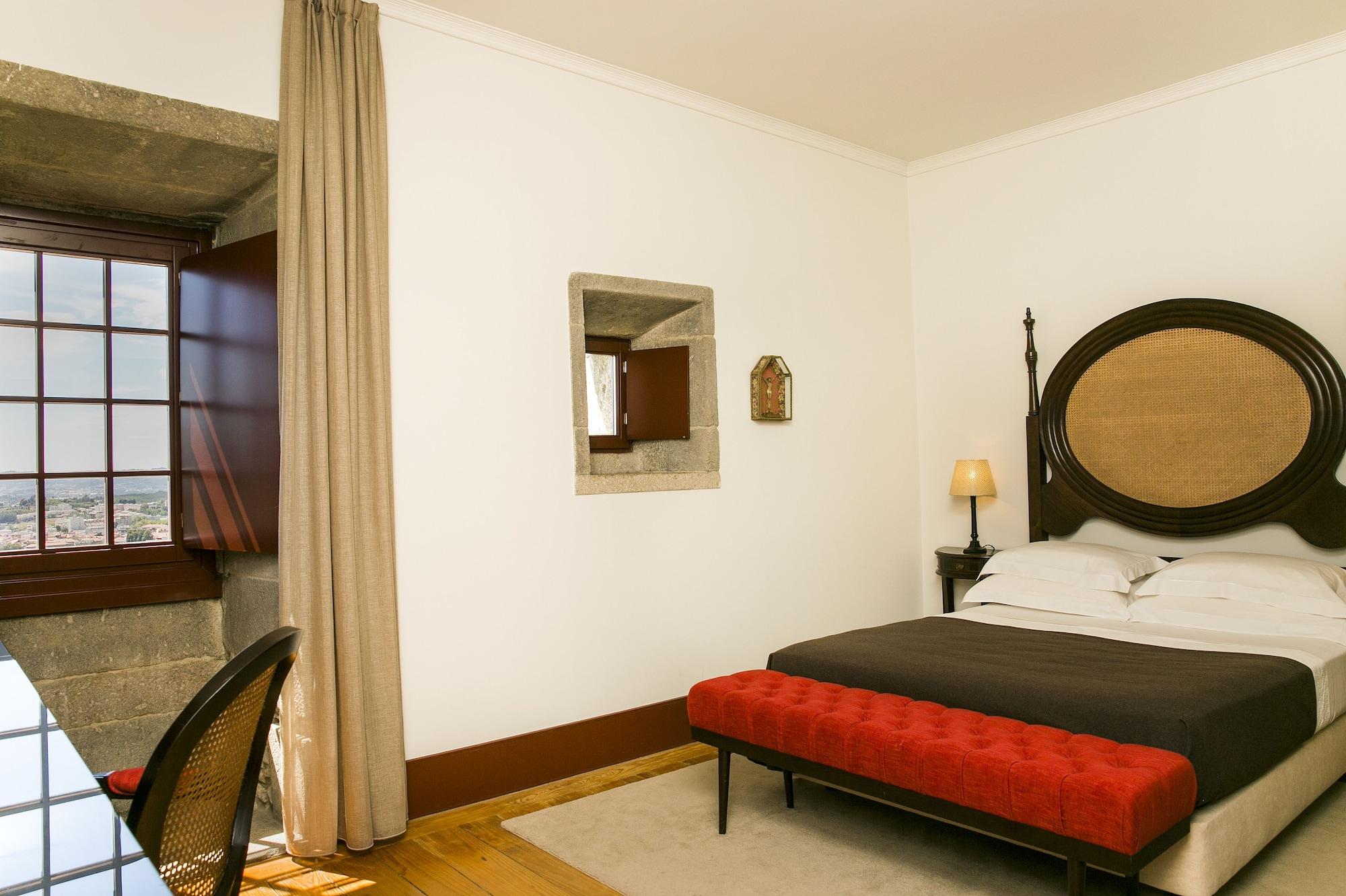 Pousada Mosteiro De Guimaraes Bagian luar foto A room at the hotel