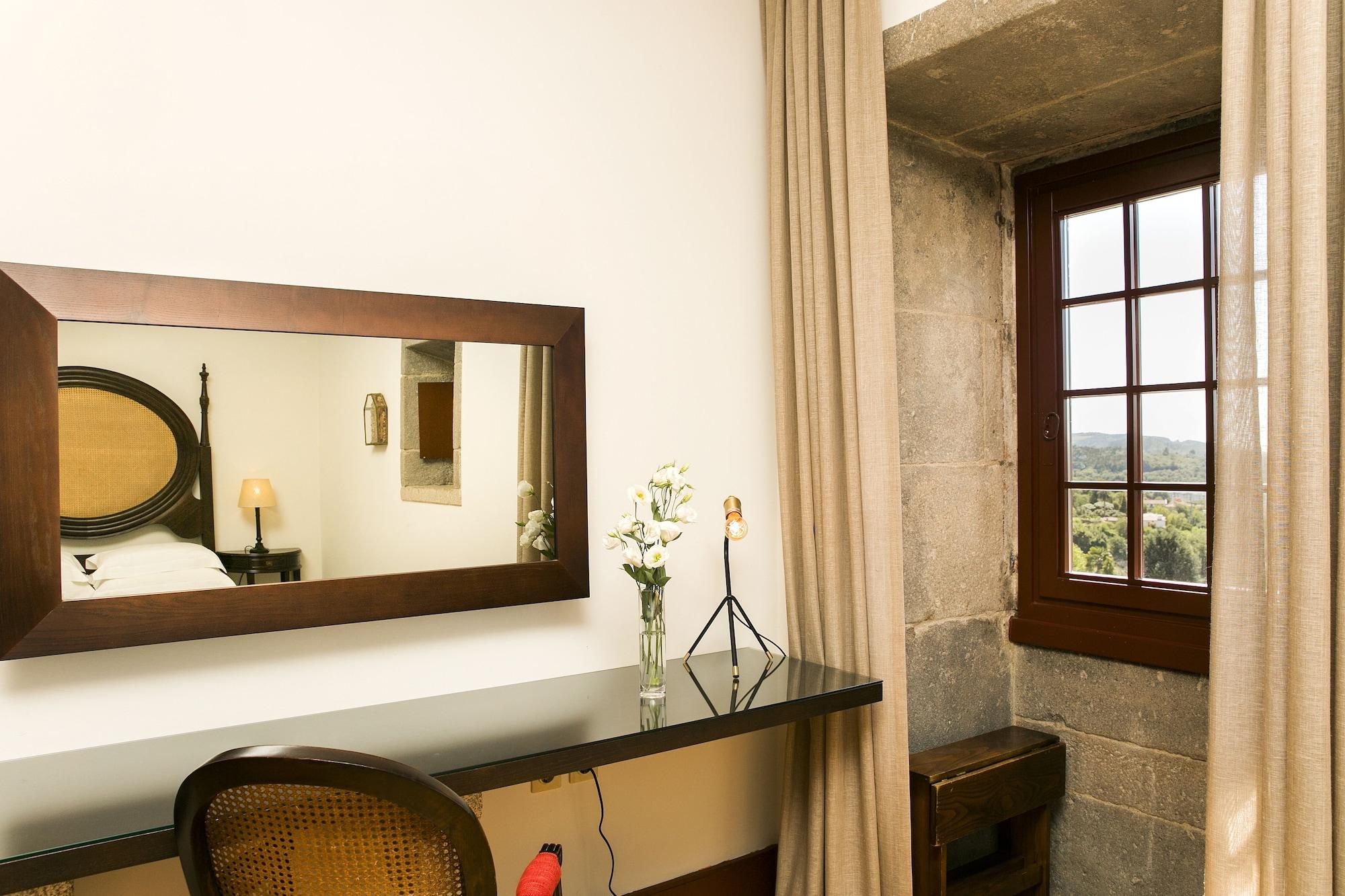 Pousada Mosteiro De Guimaraes Bagian luar foto A room at the hotel