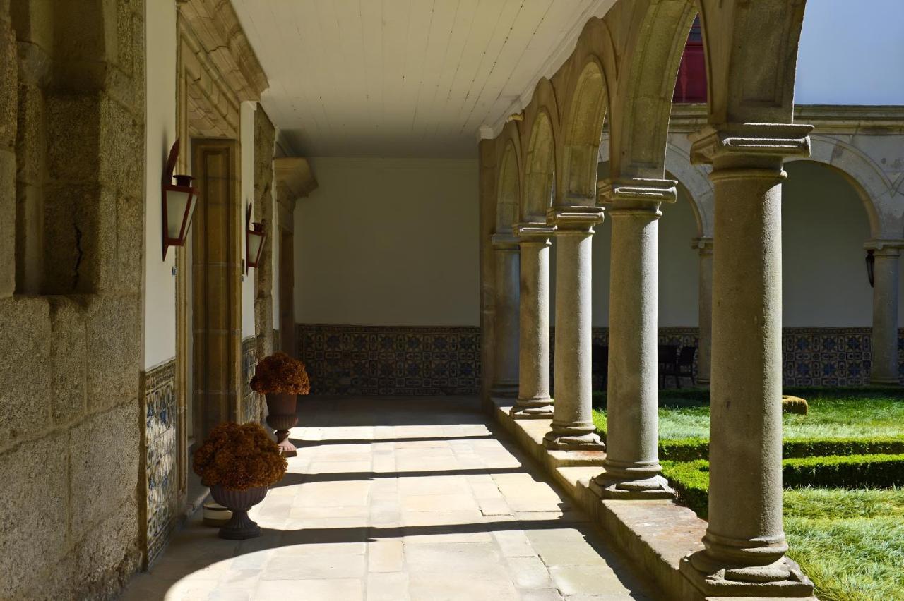 Pousada Mosteiro De Guimaraes Bagian luar foto Cloister of the monastery