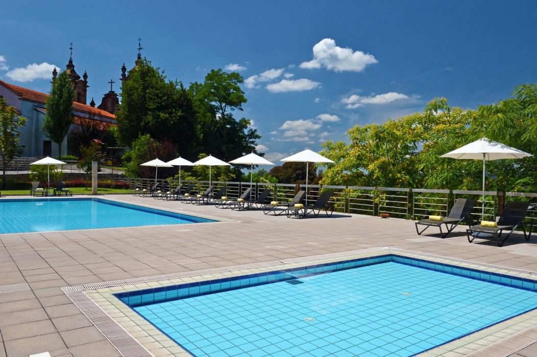 Pousada Mosteiro De Guimaraes Bagian luar foto Swimming pool