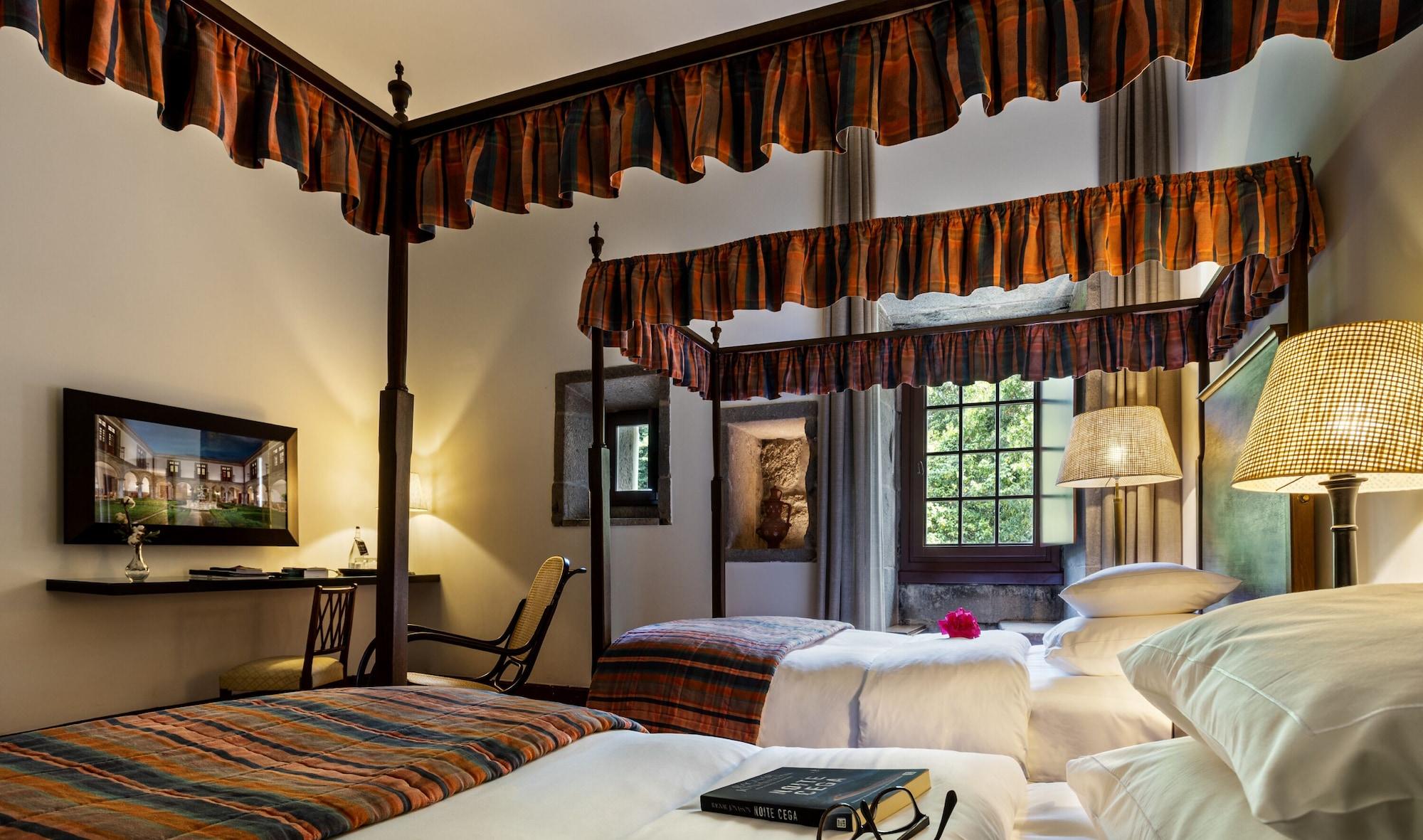 Pousada Mosteiro De Guimaraes Bagian luar foto A room at the hotel