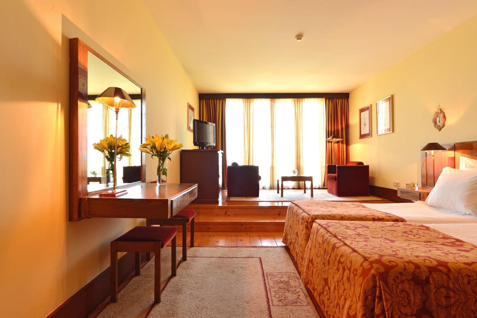 Pousada Mosteiro De Guimaraes Bagian luar foto A room at the hotel