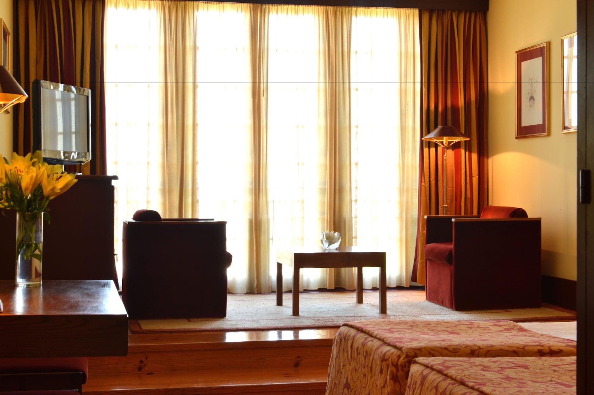 Pousada Mosteiro De Guimaraes Bagian luar foto A room at the hotel