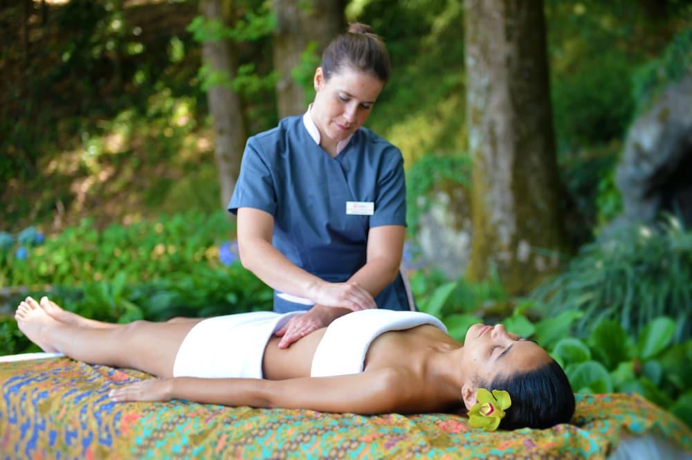 Pousada Mosteiro De Guimaraes Bagian luar foto A massage therapist working on a client