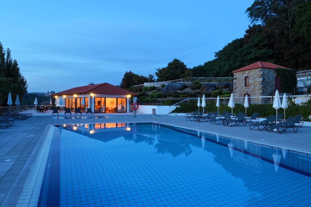 Pousada Mosteiro De Guimaraes Bagian luar foto The swimming pool at the hotel