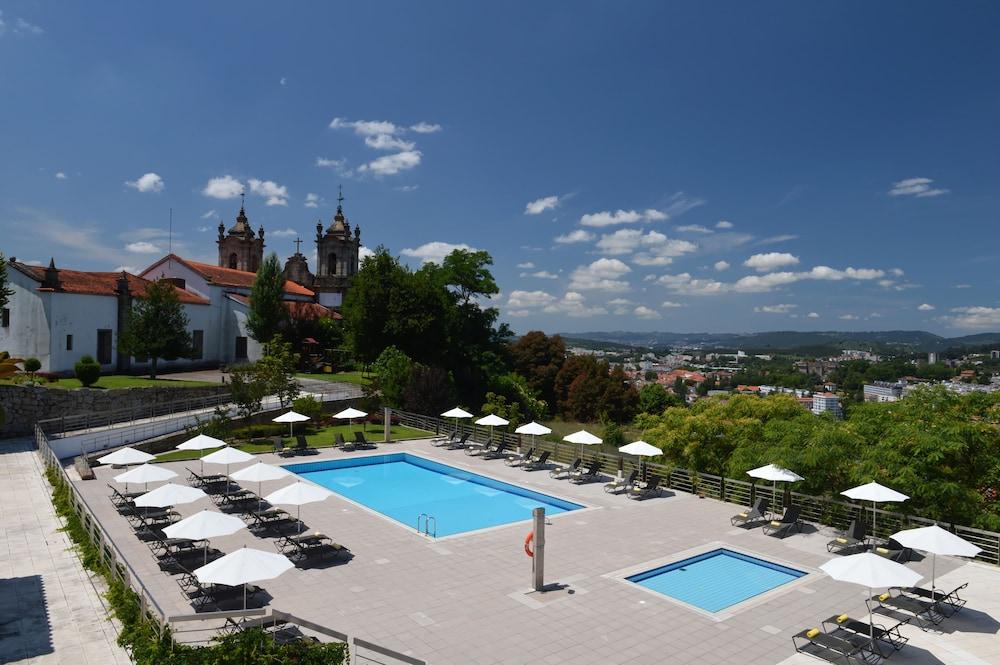 Pousada Mosteiro De Guimaraes Bagian luar foto The swimming pool at the Hotel