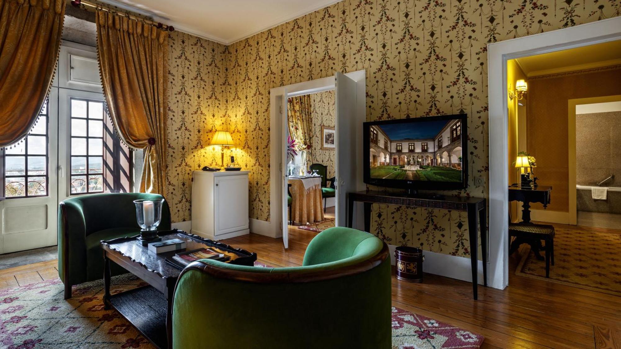 Pousada Mosteiro De Guimaraes Bagian luar foto A suite at the hotel
