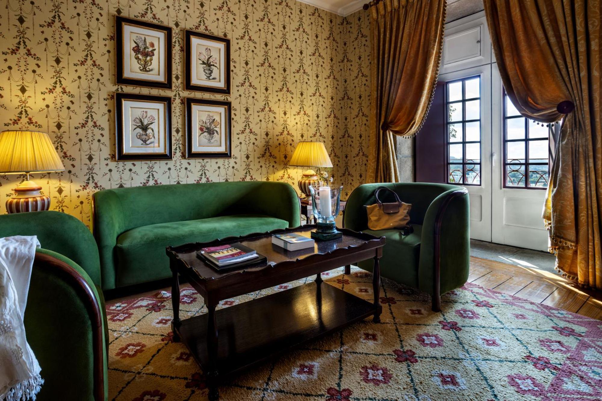 Pousada Mosteiro De Guimaraes Bagian luar foto A suite at the Hotel de Crillon
