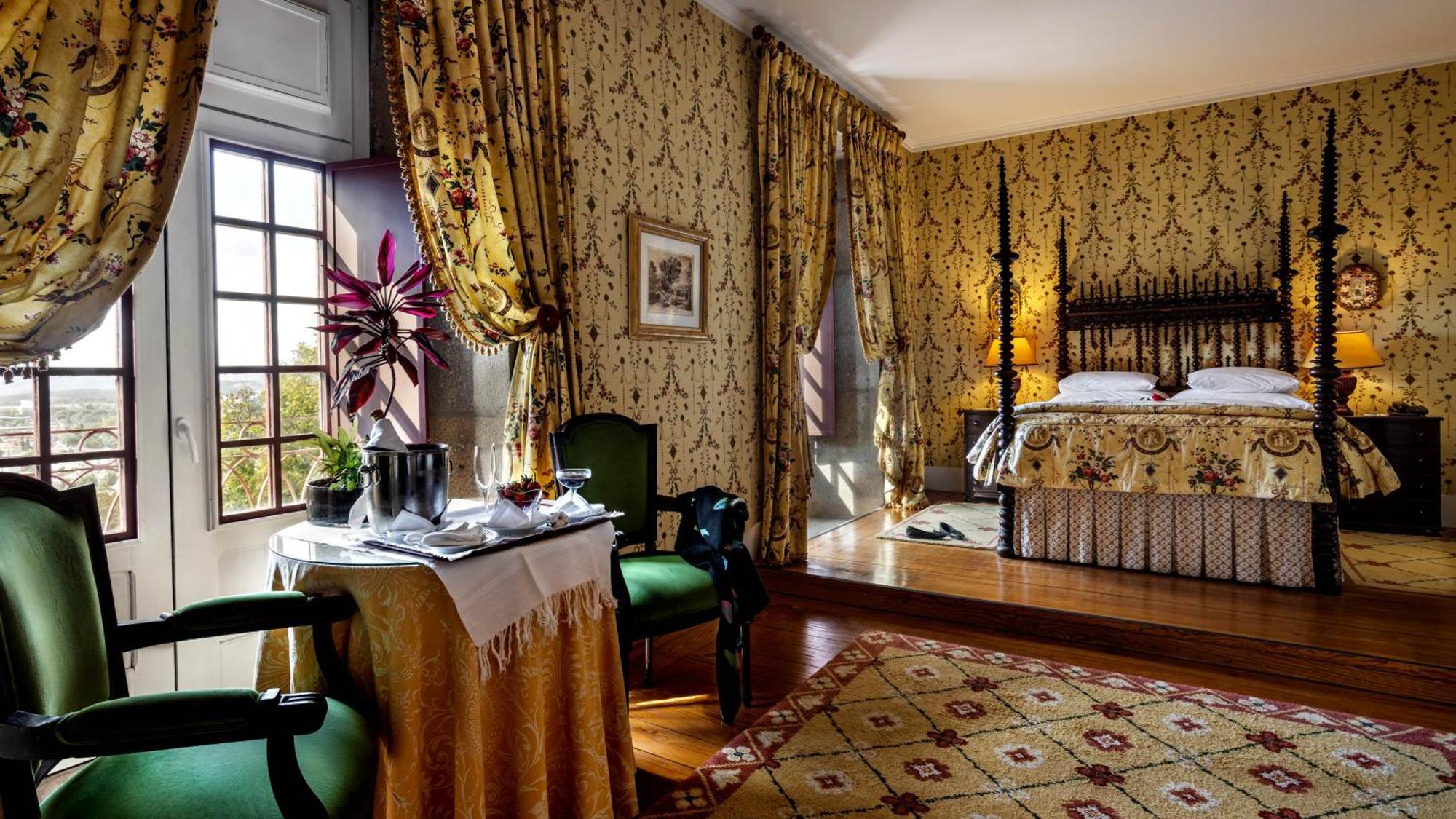 Pousada Mosteiro De Guimaraes Bagian luar foto A room at the Hotel