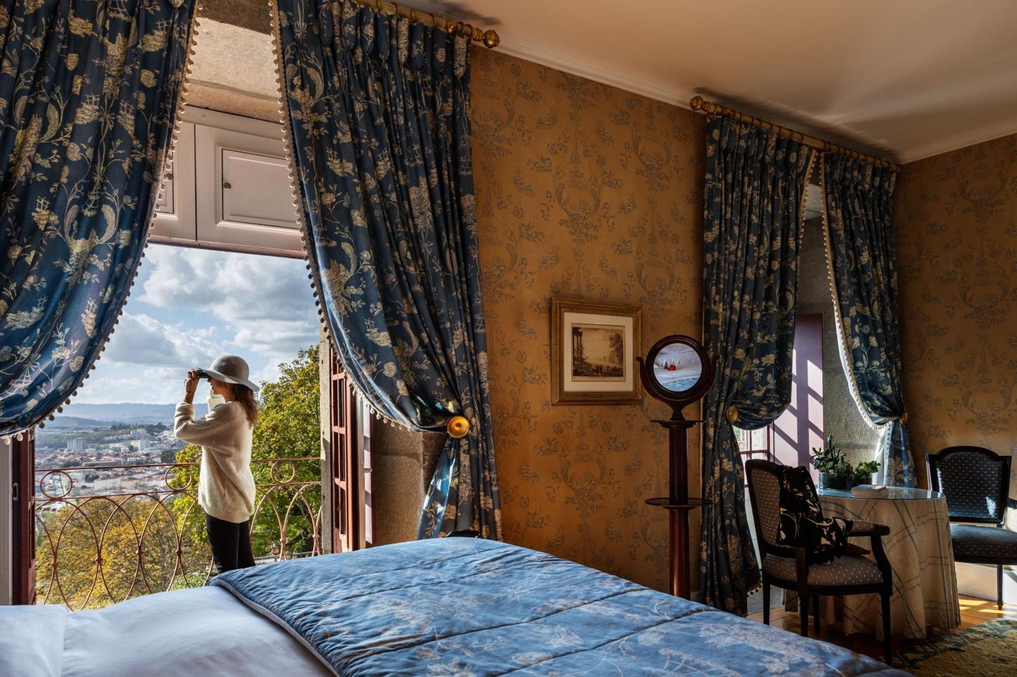 Pousada Mosteiro De Guimaraes Bagian luar foto A guest room at the Belmond Villa San Michele