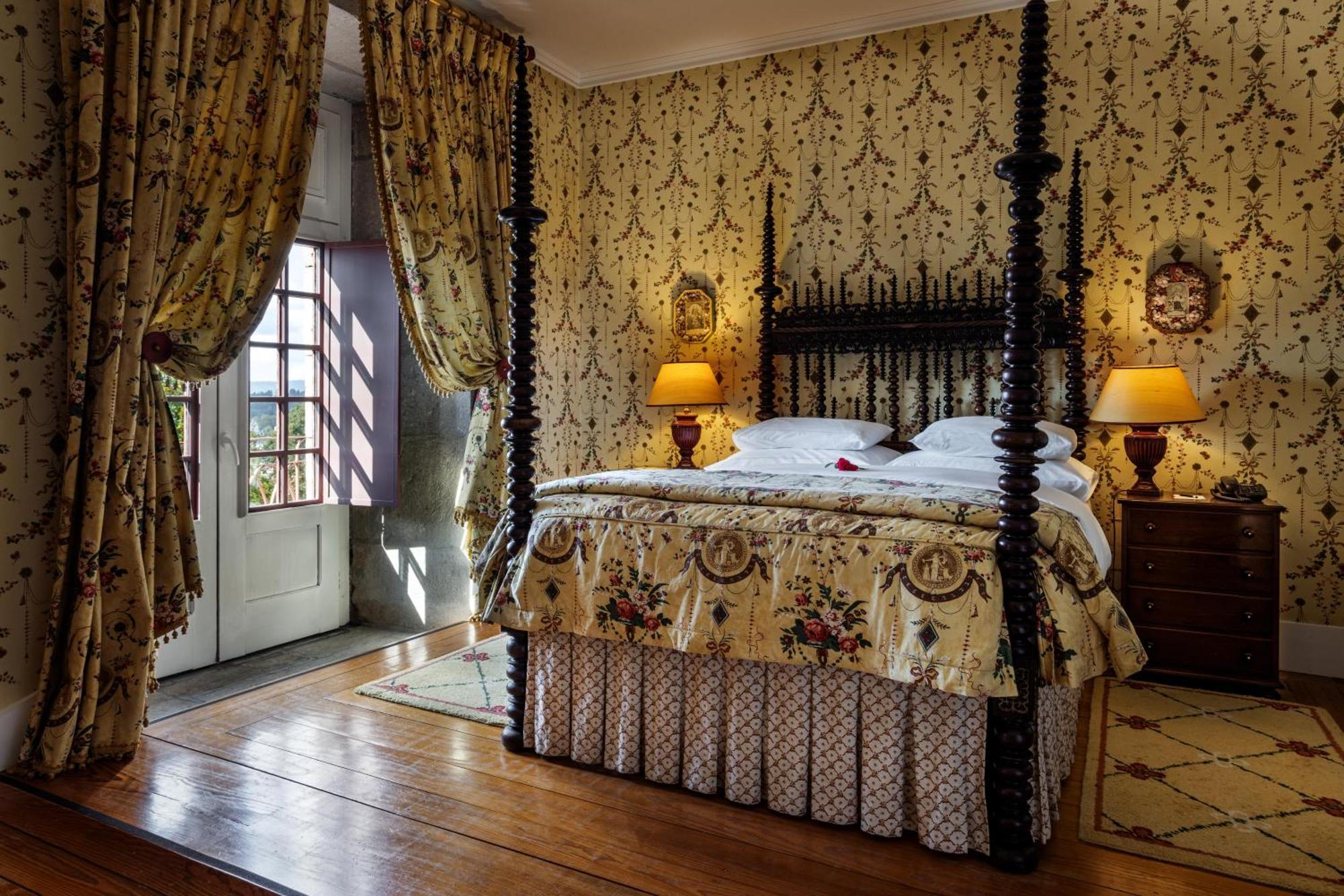 Pousada Mosteiro De Guimaraes Bagian luar foto The bedroom of the hotel
