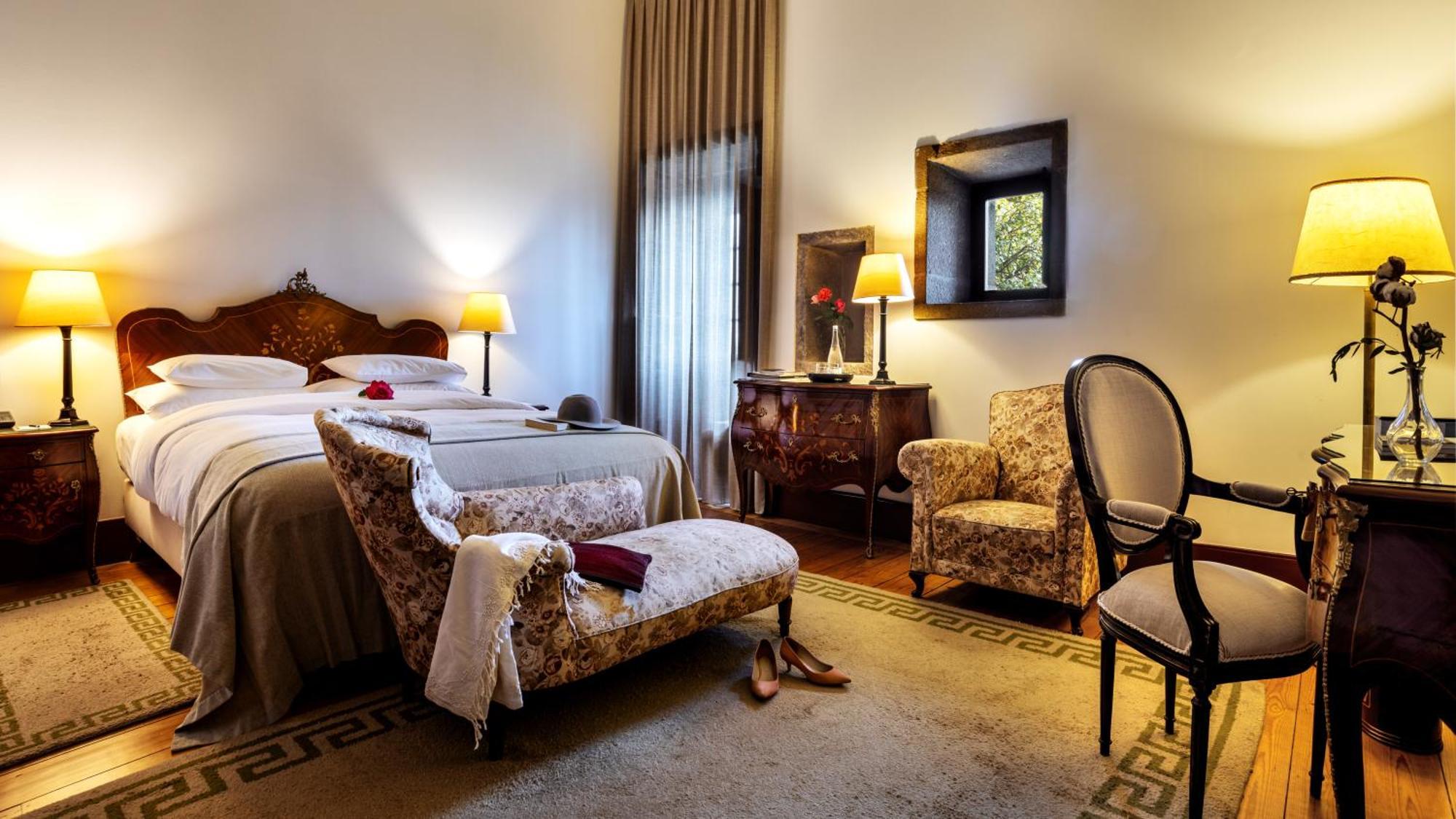 Pousada Mosteiro De Guimaraes Bagian luar foto A room at the hotel