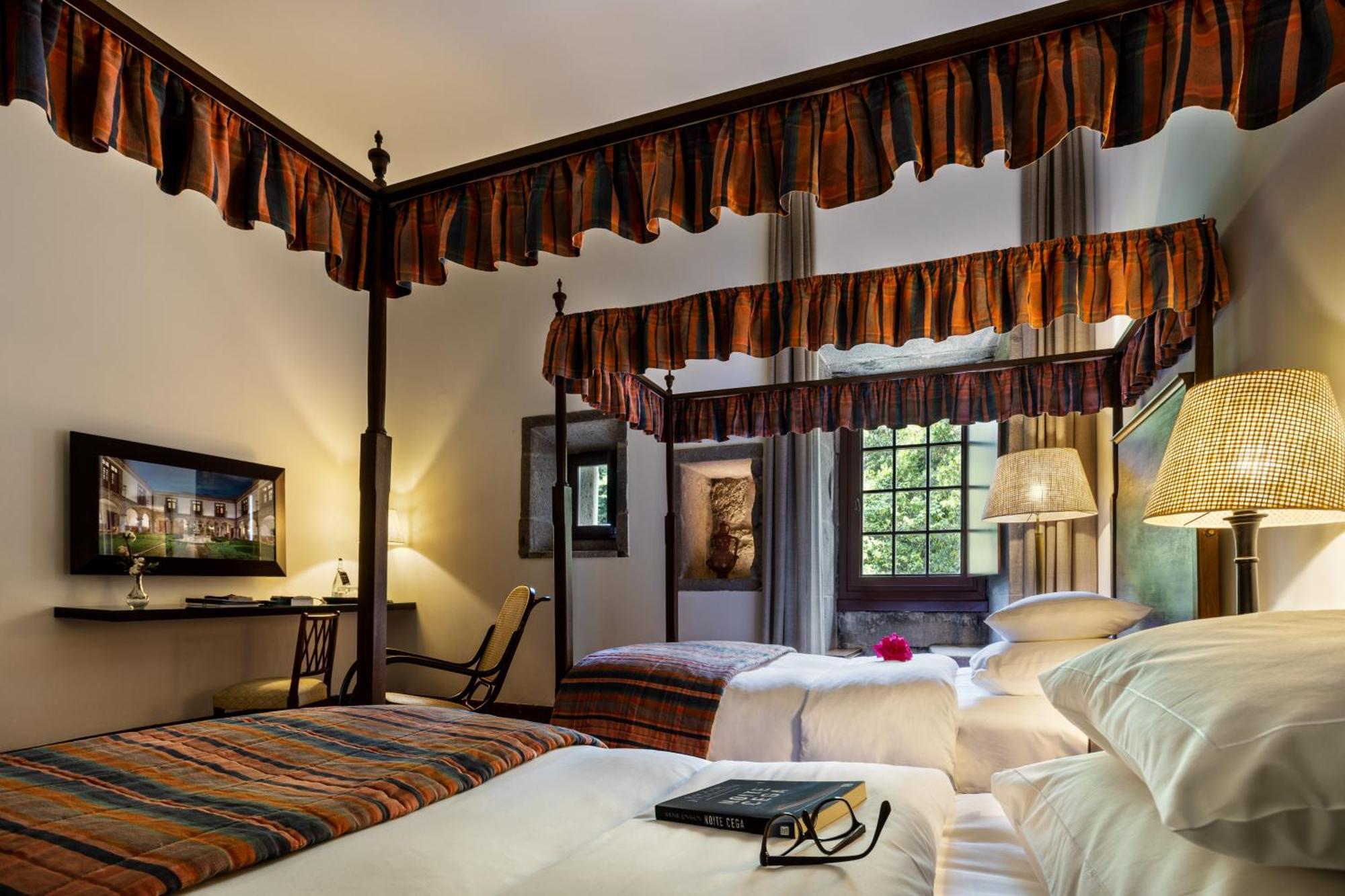 Pousada Mosteiro De Guimaraes Bagian luar foto A room at the hotel