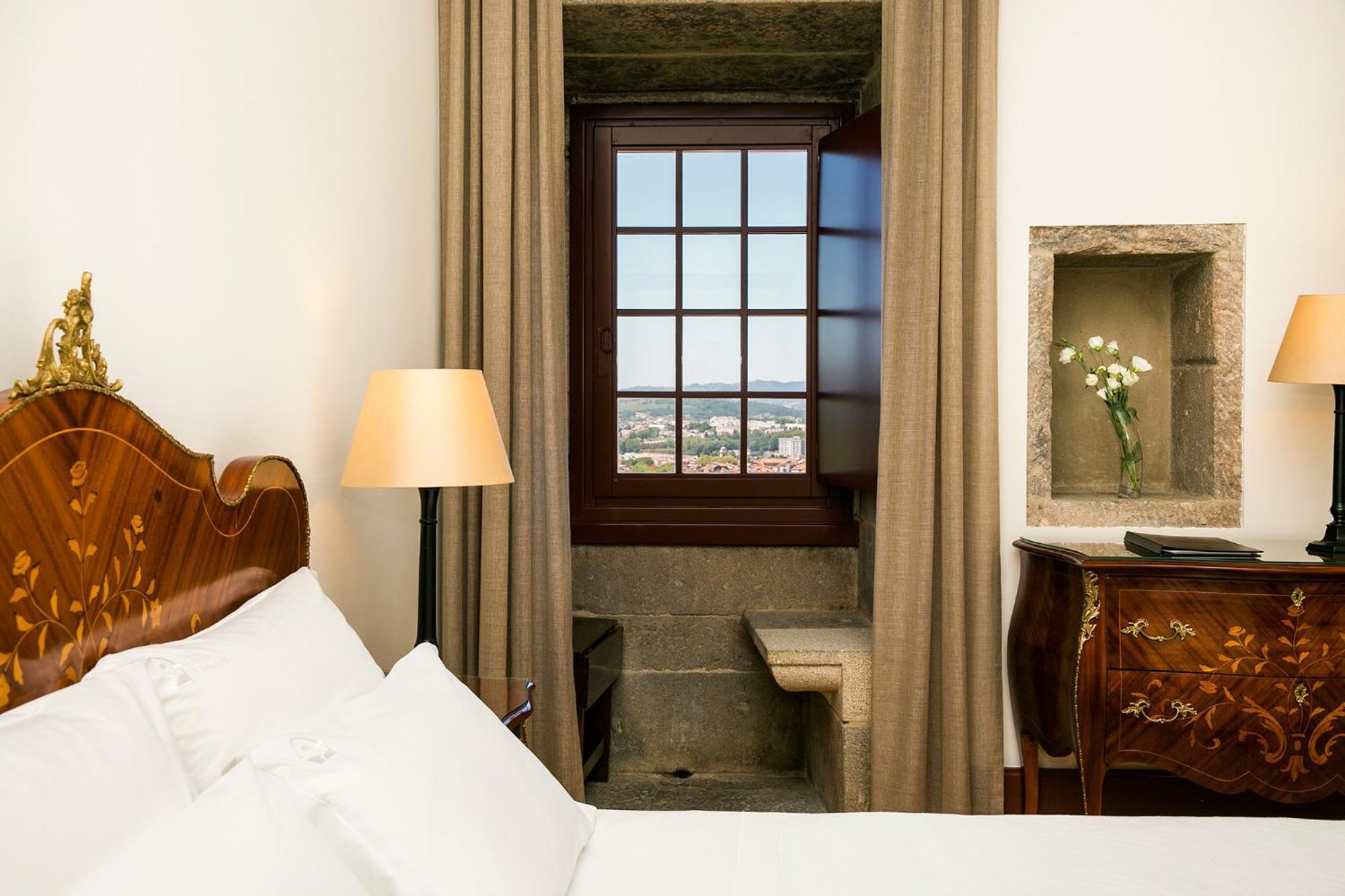 Pousada Mosteiro De Guimaraes Bagian luar foto A room at the Hotel