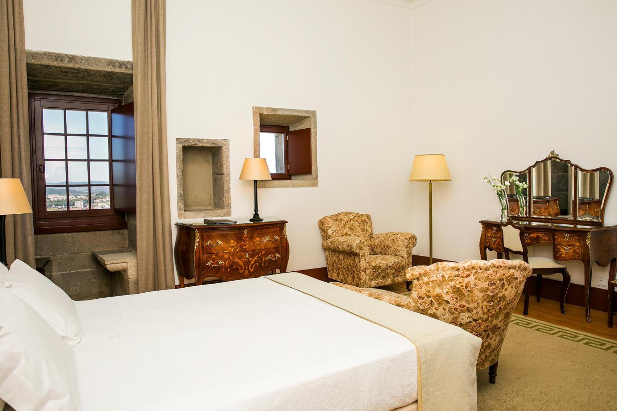 Pousada Mosteiro De Guimaraes Bagian luar foto A bedroom at the Hotel