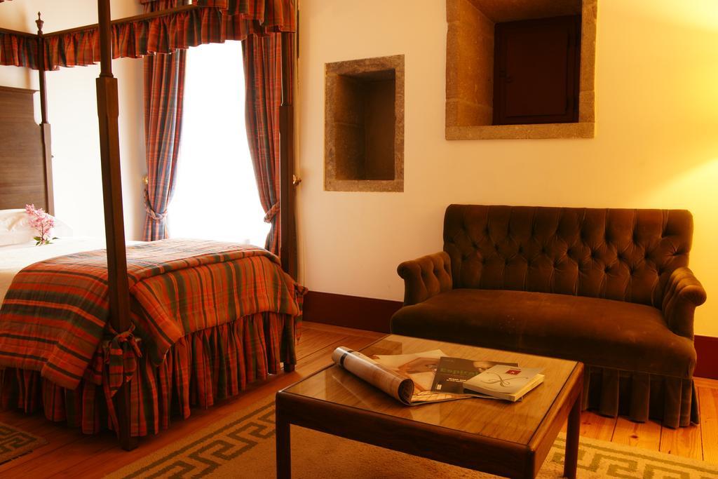 Pousada Mosteiro De Guimaraes Ruang foto A room at the hotel