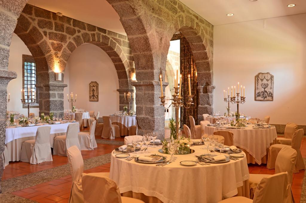 Pousada Mosteiro De Guimaraes Bagian luar foto The interior of the church, converted into a restaurant