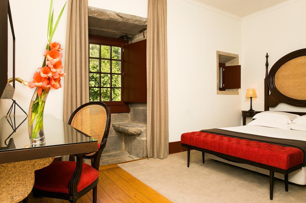 Pousada Mosteiro De Guimaraes Bagian luar foto A room at the hotel
