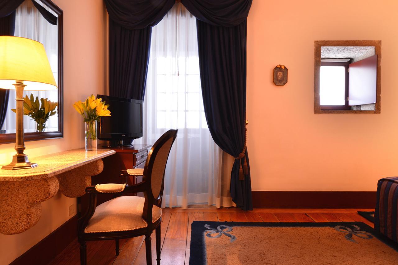 Pousada Mosteiro De Guimaraes Ruang foto A room at the hotel