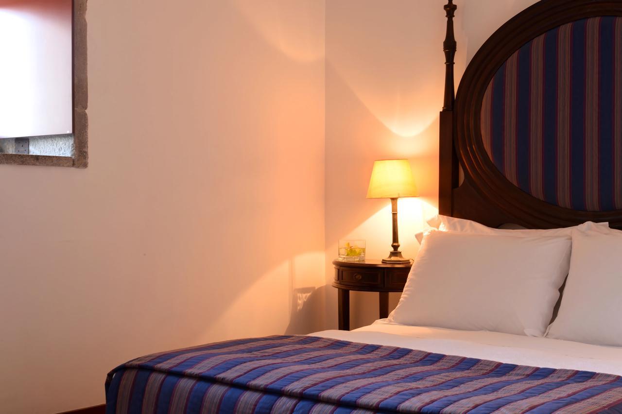 Pousada Mosteiro De Guimaraes Bagian luar foto A bedroom at the hotel