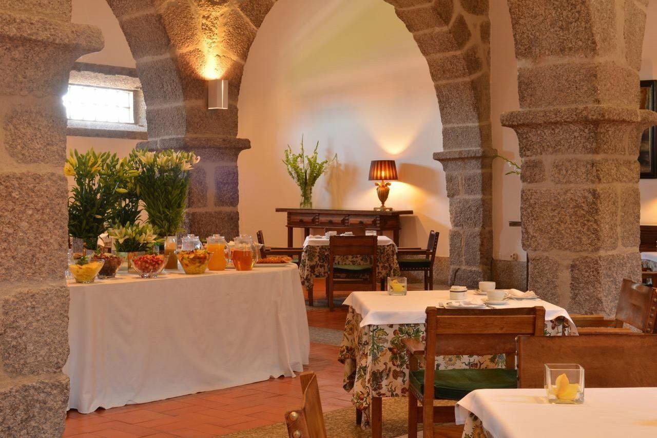 Pousada Mosteiro De Guimaraes Bagian luar foto The interior of the restaurant