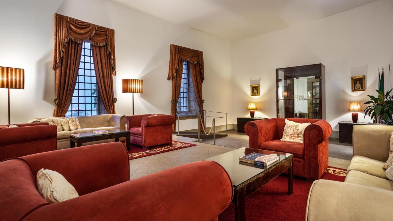Pousada Mosteiro De Guimaraes Bagian luar foto The living room of the suite