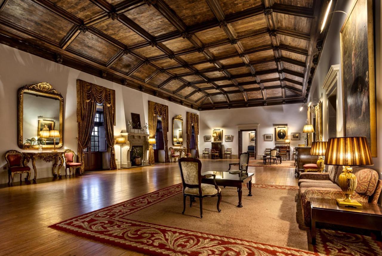 Pousada Mosteiro De Guimaraes Bagian luar foto The lobby of the hotel
