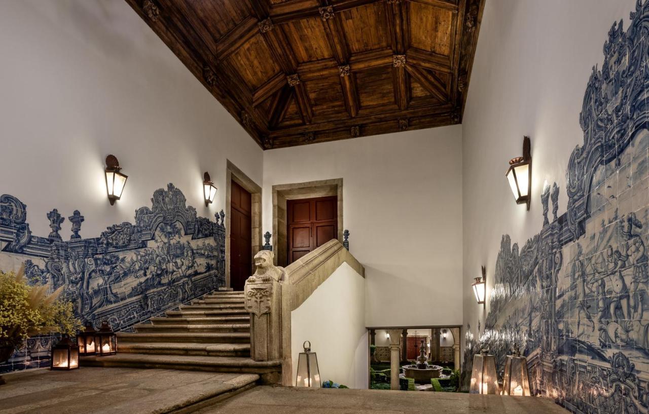 Pousada Mosteiro De Guimaraes Bagian luar foto The entrance to the palace, with the azulejo panels
