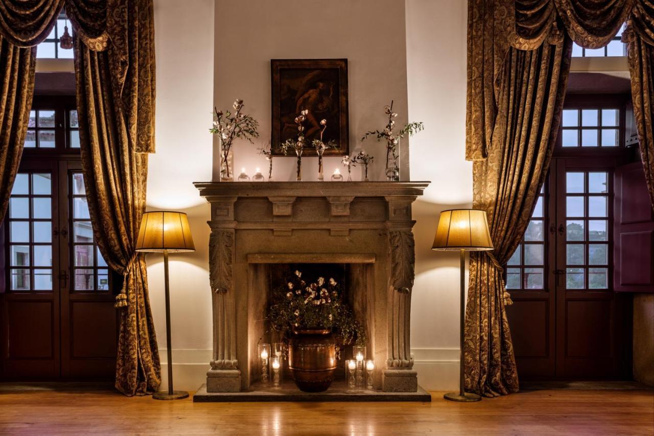 Pousada Mosteiro De Guimaraes Bagian luar foto The fireplace in the ballroom