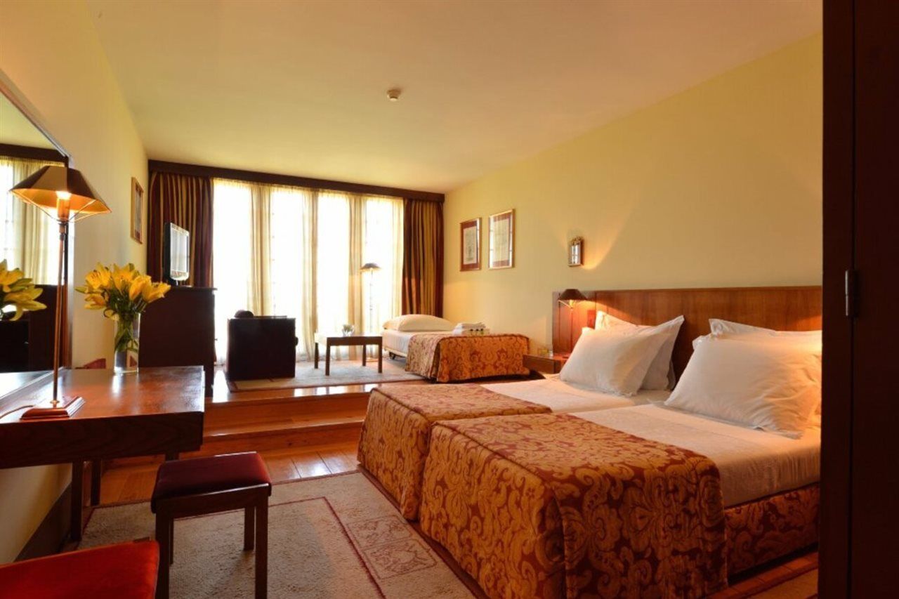 Pousada Mosteiro De Guimaraes Bagian luar foto A room at the hotel