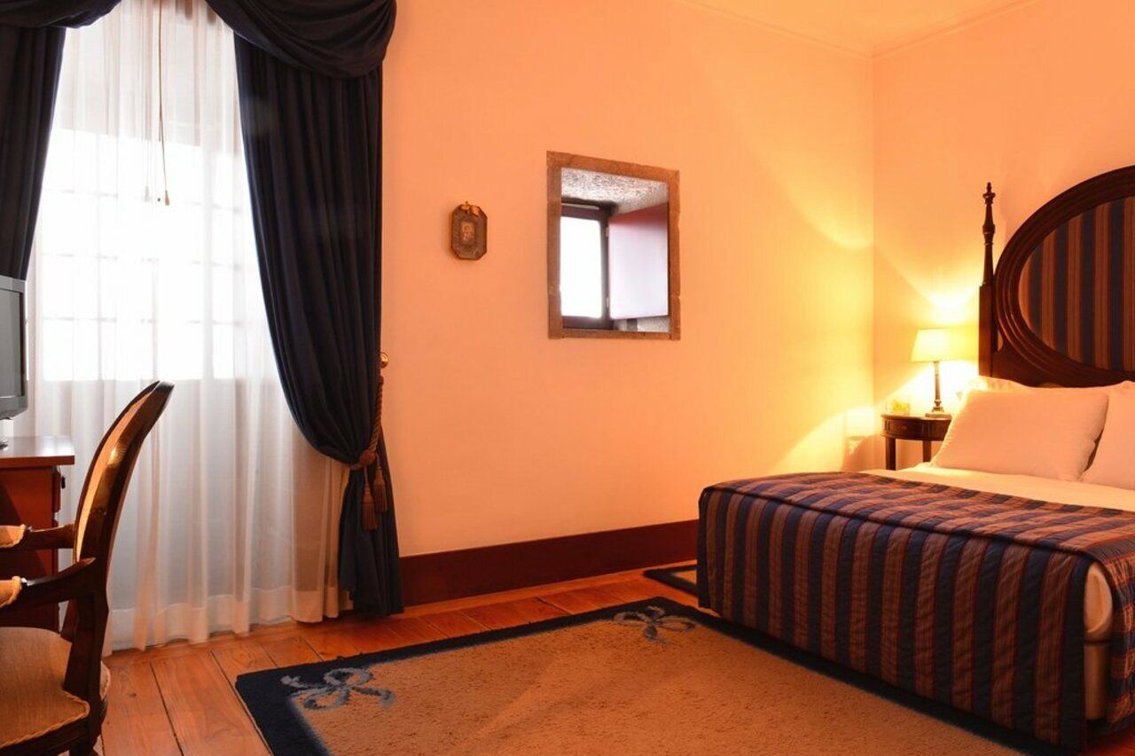 Pousada Mosteiro De Guimaraes Bagian luar foto A room at the hotel
